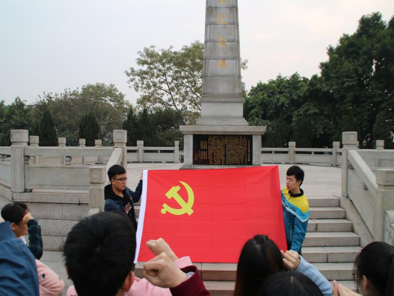 纪念碑前重温入党誓词