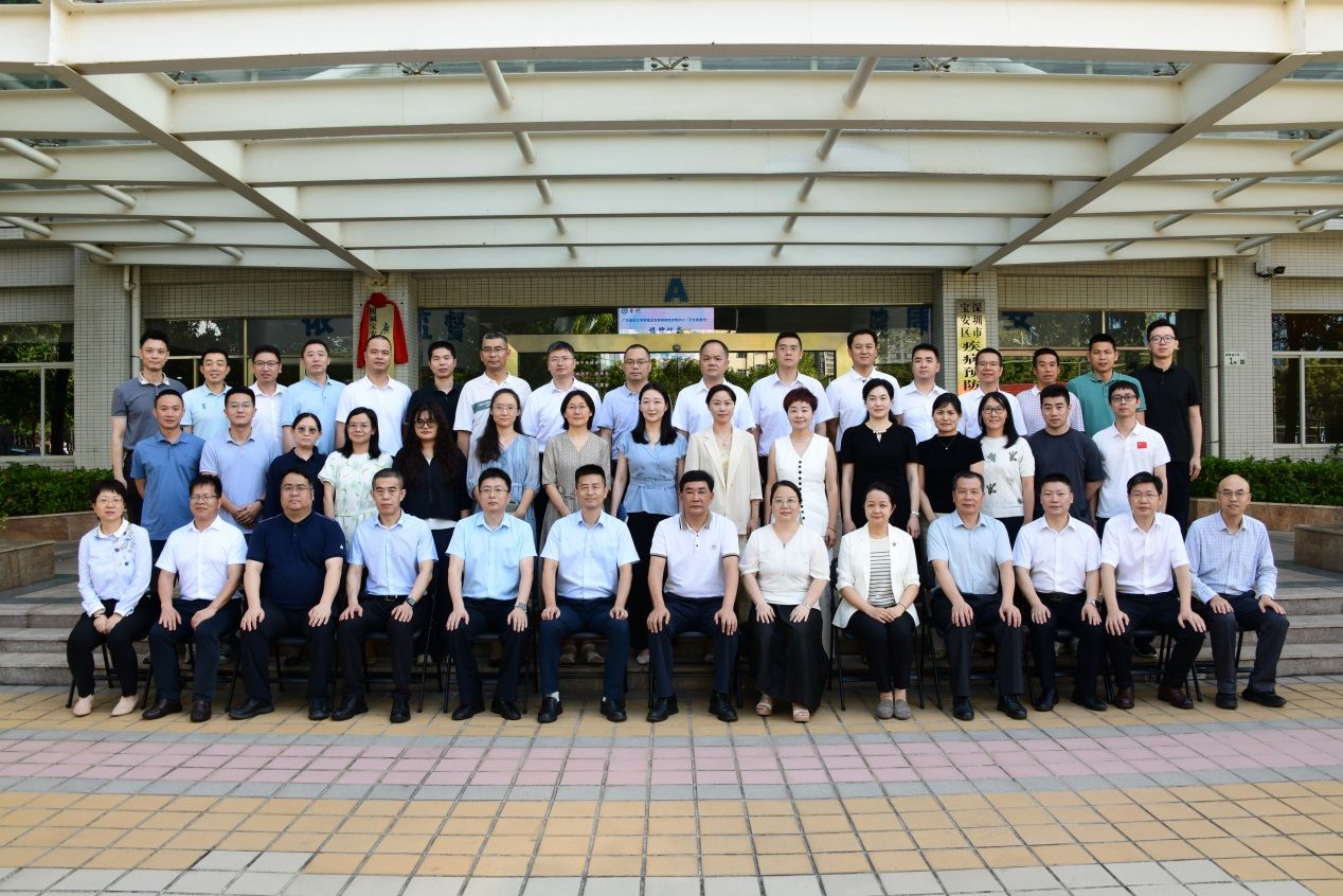 说明: E:\10——新闻稿件\2025年\7——广东医科大学附属疾病预防控制中心(市卫生监督所)揭牌仪式\大合影.jpg
