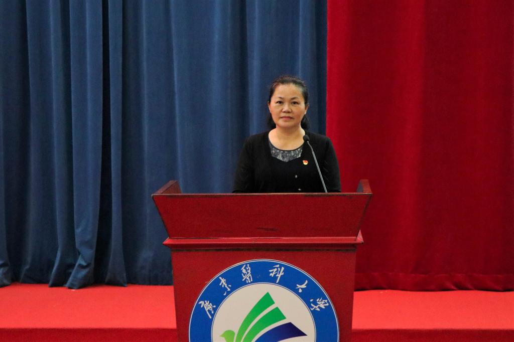 廖少玲同志主持会议